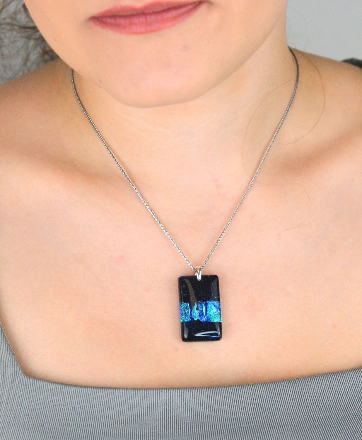 Zawieszka srebrna 925 Murano 55 z ręcznie wykonanym szkłem weneckim w odcieniach niebieskich i granatowych. Długość 3,5 cm, szerokość 2,0 cm, waga 9,40 g. Wyjątkowa, artystyczna biżuteria.1.jpg